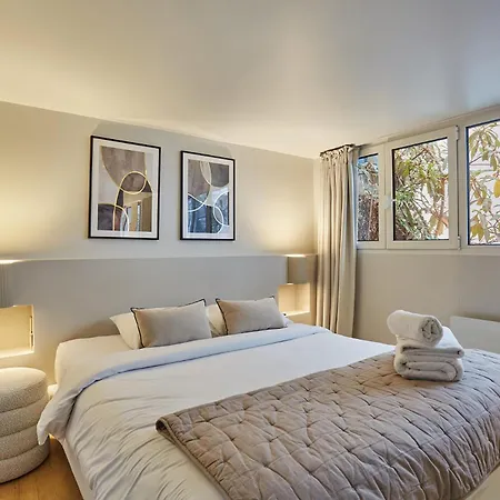Center Of By Studio Prestige